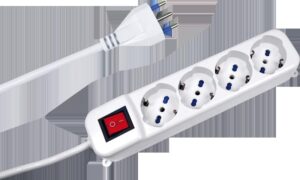 MULTIPRESA CON INTERRUTTORE 4 PRESE TRIVALENTI